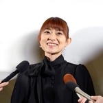 　囲み取材に応じる石黒彩＝１４日、東京都江東区
