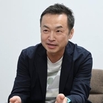 　インタビューに答える加藤昌則
