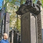 　明暦の大火の犠牲者を供養する塔の前に立つ本多将敬さん＝東京都墨田区