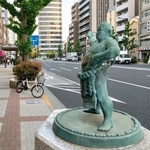 　力士の像が立つ国技館通り＝東京都墨田区