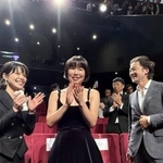 　カンヌ国際映画祭で「すべて真夜中の恋人たち」の公式上映後、拍手を浴びる（左から）岸井ゆきの、岨手由貴子監督、浅野忠信＝フランス・カンヌ（共同）