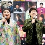 　一緒に「さそり座の女」を歌う美川憲一（右）とコロッケ＝東京都港区