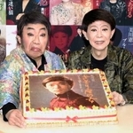 　イベントに登場した美川憲一（右）とコロッケ＝東京都港区