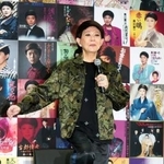 　トレーニングの様子を実演してみせる美川憲一＝東京都港区