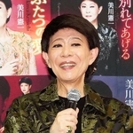 　イベントで記者の質問に答える美川憲一＝東京都港区
