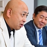 　インタビューに応える錦鯉の長谷川雅紀
