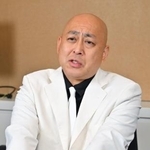 　インタビューに応じる錦鯉の長谷川雅紀