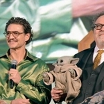 　「スター・ウォーズ」の新作映画公開に合わせたイベントに登壇した（左から）ペドロ・パスカル、ジョン・ファブロー監督＝東京都港区