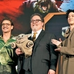 　「スター・ウォーズ」の新作映画公開に合わせたイベントに登壇した（左から）ペドロ・パスカル、ジョン・ファブロー監督、中島裕翔＝東京都港区
