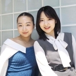 　ダブルキャストで主人公を演じる岡崎かのん（右）と梁世姫＝東京都新宿区
