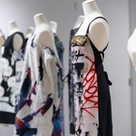 　アニエス・トゥルブレさん所蔵のグラフィティを反映した服＝東京・渋谷（Ｐｈｏｔｏ：Ｙｏｓｈｉｍｉ　Ｓｅｉｄａ）（提供写真）