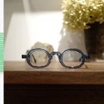 　生活のたのしみ展に出展する（左から）「カキモリ」のノート、「めがね舎ストライク」の眼鏡、「ＮＡＯＴ」の靴（提供写真）
