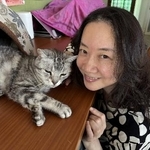 　愛猫「文治さん」に寄り添う西原理恵子＝東京都内