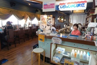　銭湯「十條湯」のカウンターと喫茶スペース「喫茶深海」＝東京都北区