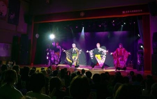　都若丸劇団の舞踊ショー＝東京都北区の篠原演芸場