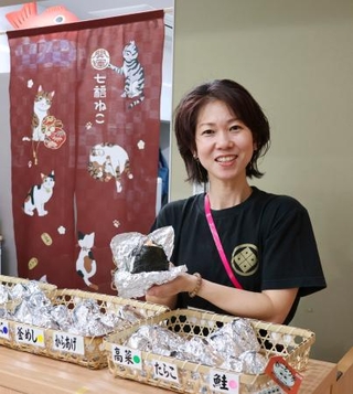 　篠原美津子さんが握るおにぎりは篠原演芸場の名物＝東京都北区