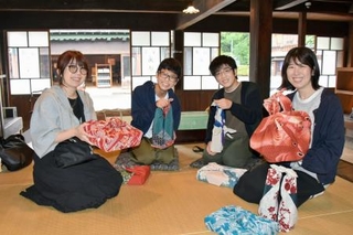 　風呂敷体験を楽しむ親子ら＝東京都小金井市