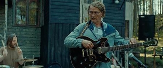 　映画「さよなら、僕の英雄」より☆（○の中に小文字のＣ）２０２５Ｚｅｎｔｒｏｐａ　Ｅｎｔｅｒｔａｉｎｍｅｎｔｓ４ＡｐＳ　＆　Ｚｅｎｔｒｏｐａ　Ｓｗｅｄｅｎ　ＡＢ．