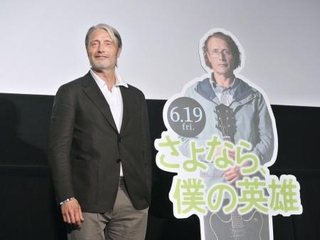 　映画「さよなら、僕の英雄」の先行上映で舞台あいさつしたマッツ・ミケルセン＝東京都新宿区