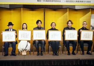 　菊田一夫演劇賞の授賞式に出席した（左から）岡田敬二、上白石萌音、石川禅、栗山民也、佐藤隆紀、松尾スズキ＝１０日、東京都千代田区