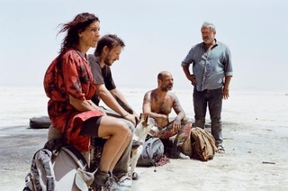 （Ｃ）　２０２５　ＬＯＳ　ＤＥＳＥＲＴＯＲＥＳ　ＦＩＬＭＳ，　Ａ．Ｉ．Ｅ．，　ＴＥＬＥＦ☆（アキュートアクセント付きＯ）ＮＩＣＡ　ＡＵＤＩＯＶＩＳＵＡＬ　ＤＩＧＩＴＡＬ，　Ｓ．Ｌ．Ｕ．，ＦＩＬＭＥＳ　ＤＡ　ＥＲＭＩＤＡ，　Ｓ．Ｌ．，　ＥＬ　ＤＥＳＥＯ　ＤＡ，　Ｓ．Ｌ．Ｕ．，　ＵＲＩ　ＦＩＬＭＳ，　Ｓ．Ｌ．，４Ａ４