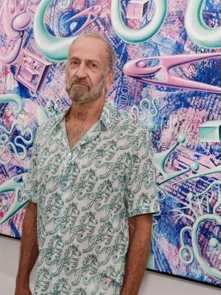 　時事問題とユーモアが共存する作品「ＭＩＣＲＯＮＯＷ」の前に立つケニー・シャーフさん（画像提供：ＮＡＮＺＵＫＡ、撮影：田中卓）