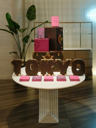　アートオブジェのように展示された「ルイ・ヴィトン　シティ・ガイド」＝東京・銀座（（Ｃ）Ｌｏｕｉｓ　Ｖｕｉｔｔｏｎ）（提供写真）
