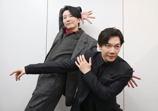 　ポーズをとる「ＤＡＺＺＬＥ」の長谷川達也（左）と飯塚浩一郎＝東京都港区