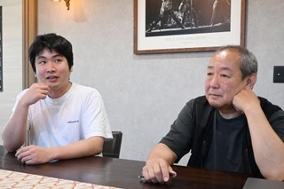　取材に答えるＳＭＡＳＨの石飛智紹（右）と三田創＝東京都新宿区