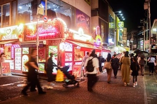 　夜も明るい東京・原宿の竹下通り