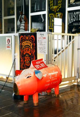 　古着店「Ｐｉｇｓｔｙ原宿店」の豚の形をした看板＝東京都渋谷区
