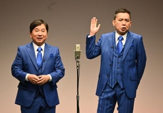 　「爆笑問題」の田中裕二（左）と太田光＝東京都内