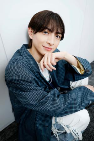 　ポーズをとる川崎皇輝