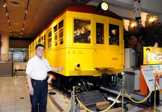 　日本初の地下鉄車両１００１号車を解説する地下鉄博物館の大久保光一さん＝東京都江戸川区
