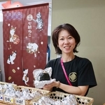 　篠原美津子さんが握るおにぎりは篠原演芸場の名物＝東京都北区