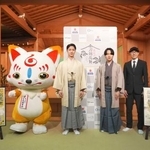 　撮影に応じる（左から）野村裕基、大槻裕一ら＝東京都内