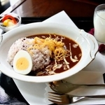 　デ・ラランデ邸内のカフェで食べたハヤシライス＝東京都小金井市