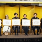 　菊田一夫演劇賞の授賞式に出席した（左から）岡田敬二、上白石萌音、石川禅、栗山民也、佐藤隆紀、松尾スズキ＝１０日、東京都千代田区