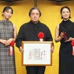 　菊田一夫演劇大賞を受賞した「大地の子」上演関係者代表の（左から）上白石萌歌、栗山民也、奈緒＝１０日、東京都千代田区