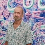 　時事問題とユーモアが共存する作品「ＭＩＣＲＯＮＯＷ」の前に立つケニー・シャーフさん（画像提供：ＮＡＮＺＵＫＡ、撮影：田中卓）