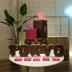　アートオブジェのように展示された「ルイ・ヴィトン　シティ・ガイド」＝東京・銀座（（Ｃ）Ｌｏｕｉｓ　Ｖｕｉｔｔｏｎ）（提供写真）