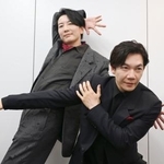 　ポーズをとる「ＤＡＺＺＬＥ」の長谷川達也（左）と飯塚浩一郎＝東京都港区