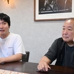 　取材に答えるＳＭＡＳＨの石飛智紹（右）と三田創＝東京都新宿区