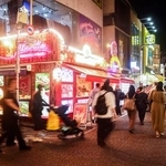 　夜も明るい東京・原宿の竹下通り