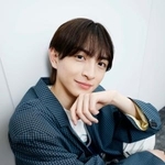 　ポーズをとる川崎皇輝