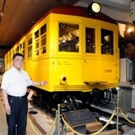 　日本初の地下鉄車両１００１号車を解説する地下鉄博物館の大久保光一さん＝東京都江戸川区