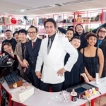 　記念写真に納まる「オリジナル・ラブ」の田島貴男（中央）ら＝東京都渋谷区のＮＨＫ放送センター