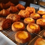 　清澄白河のベーカリーカフェ「ＰＡＲＫＳＴＡＮＤ　Ｃｏｆｆｅｅ＆Ｂａｋｅｒｙ」に並ぶ焼きたてのパン（提供写真）