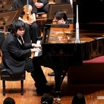 　辻井伸行（手前）の演奏を聴くタルモ・ペルトコスキ（奥）（（Ｃ）堀田力丸）