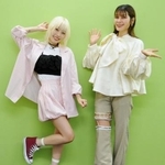 　本渡楓（左）とファイルーズあい＝東京都内